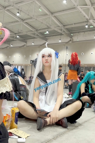 trump1439【KFC】学生妹COSER成功上钩坐伪装上·坐着劈开腿露出红色内