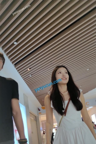 XM432白色连衣裙清纯美女和男朋友逛街，白色窄内