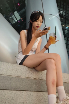 XM684灰色超短裙极品大长腿美女和闺蜜逛街，白色内内