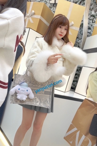 trump1389【KFC】⭐⭐⭐年度精品·极品甜妹冬天光腿·可爱外表下穿了粉色骚丁