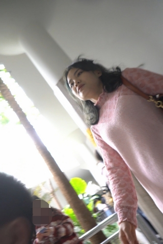 kc1574（空城原创）木耳边粉裙小少妇逛公园，薄丝粉N包裹肉臀