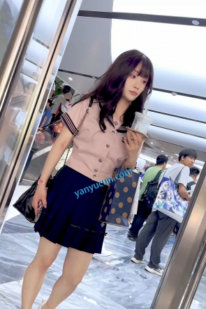 trump1450【KFC】水手服JK学生妹逛街·走累蹲下相机直接塞进裙底贴逼CD
