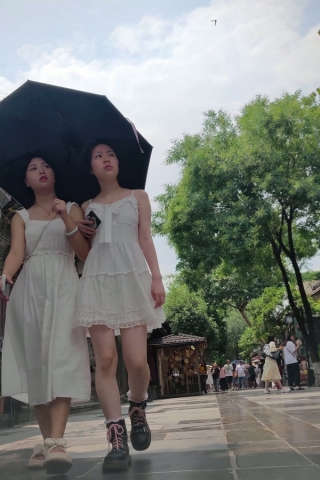 XM144白色连衣裙小姐姐和闺蜜出来游玩，粉色内内