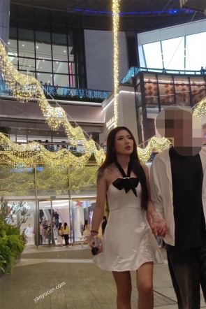 XM718白色连衣裙美女和男朋友出来逛街吃饭，一次性安睡裤