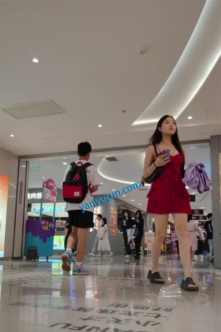 XM335红色蛋糕裙小姐姐一个人逛街，黑色内内