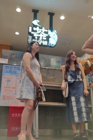 XM177蓝色连衣裙小姐姐买奶茶排队中抄底，白色内内