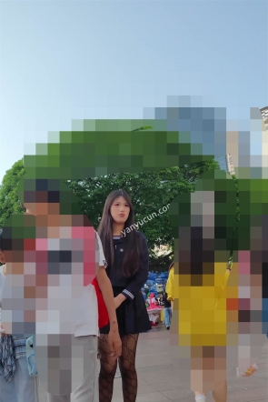 XM659蓝色水手服渔网袜美女和朋友们逛街，白色内内