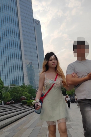 XM717绿色连衣裙小姐姐和男朋友逛街，灰色内内