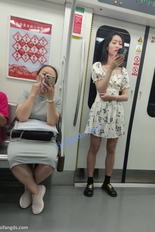 CS107【CSCD】白色印花连衣裙小姐姐等地铁抄底，黑色内带翅膀