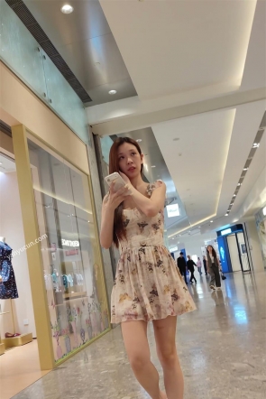 XM741黄色印花连衣裙美女一个人逛街，灰色内内