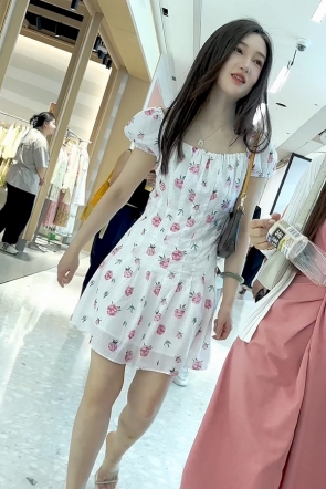 trump1582【KFC】精致美女和闺蜜逛街化妆·碎花裙宽松打底内内前后CD