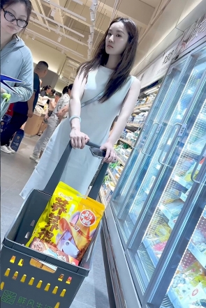 trump1561【KFC】长裙少妇下班超市购物·黑色骚窄内被翘臀紧紧包裹