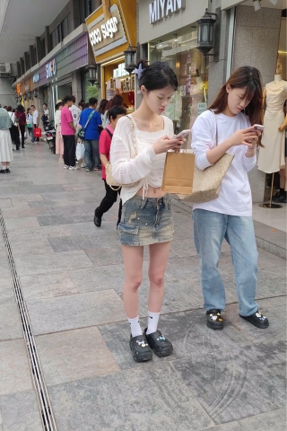 XM158蓝色牛仔短裙身材很好小姐姐专心看手机，抄底粉色内