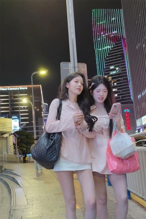 XM728白色短裙小姐姐和闺蜜逛街，白色内内