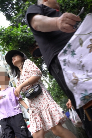 kc1578（空城原创）带孩子逛鸟类市场的花裙少妇，黑N夹翅膀