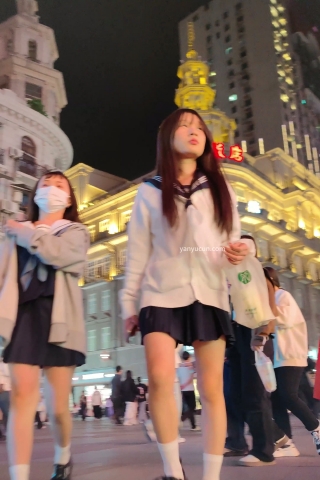 XM159JK女大学生和同学逛街，白色内内