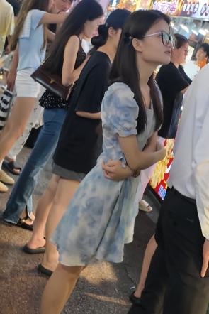 【XZDCS】a41抄底无内大爆毛眼镜妹和男友逛夜市