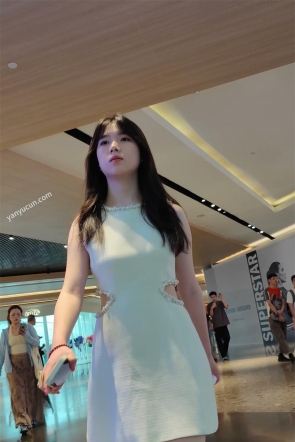 XM743白色连衣裙小姐姐一个人逛街，蓝色内内