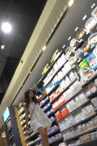 kc1610（空城原创）超短白裙小美女逛超市，干净白N裹出13缝