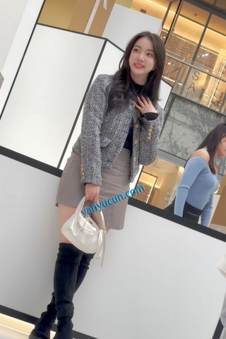 trump1360【KFC】短裙靓女冬天光腿·穿了骚窄内和闺蜜拍照·前后贴着CD