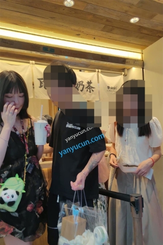 XM387黑色连衣裙小姐姐和男朋友买奶茶，黑色蕾丝内