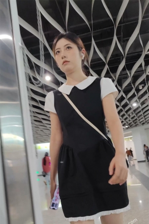 XM651黑色连衣裙高冷美女见到男朋友马上笑容满面，粉色内内
