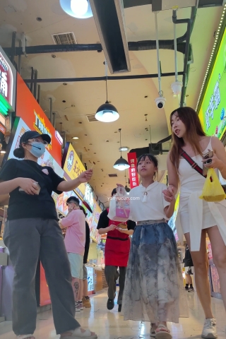 XM173白色包臀裙小姐姐诶带着妹妹出来逛街，白色内