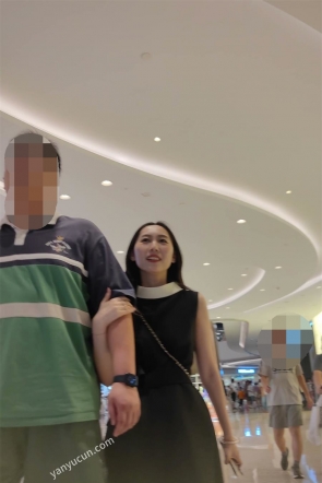 XM683黑色连衣裙小姐姐和男朋友逛街，白色内内
