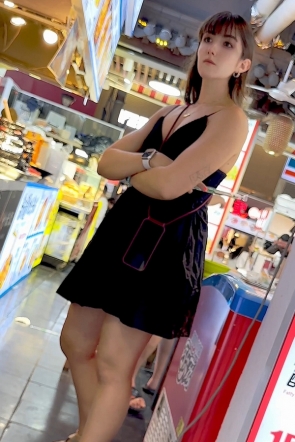 trump1568【KFC】吊带裙外国靓女逛街·好像发现被拍了·骚丁低角度CD