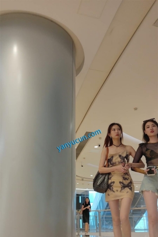 XM460黄色连衣超短裙小姐姐和闺蜜逛街，黄色窄内漏毛