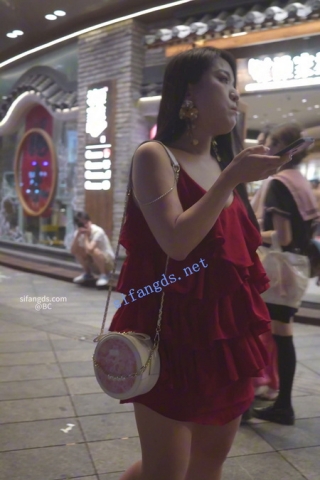  (BC无内8)⭐红裙骚货无内参加聚会..岔开腿被CD肥厚13