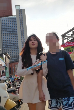 XM479白色连衣裙小姐姐和闺蜜逛街，白色内内