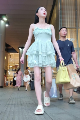 XM312绿色连衣裙极品美女和朋友出来逛街，一次性纸尿裤