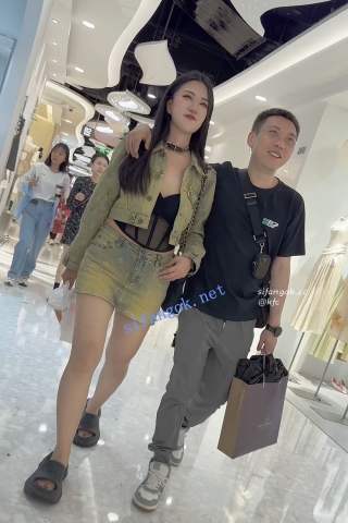 trump1329【KFC】大叔带着骚货逛街·内衣外露短裙半透内裤·前拍黑黑的