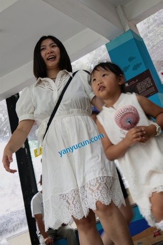 kc1647（空城原创）带孩子逛公园的白裙少妇，干净米白N包裹肥臀