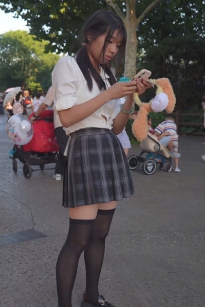 (BC-AA-704)两位制服jk小姐姐..裙子被风吹起..花内弯腰CD