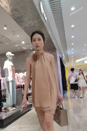 XM708粉色连衣裙美女一个人逛街，白色卡通内内