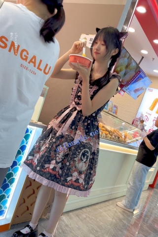 trump1298【KFC】洛丽塔裙学生妹和妈妈逛街·白色窄内前后CD可爱系